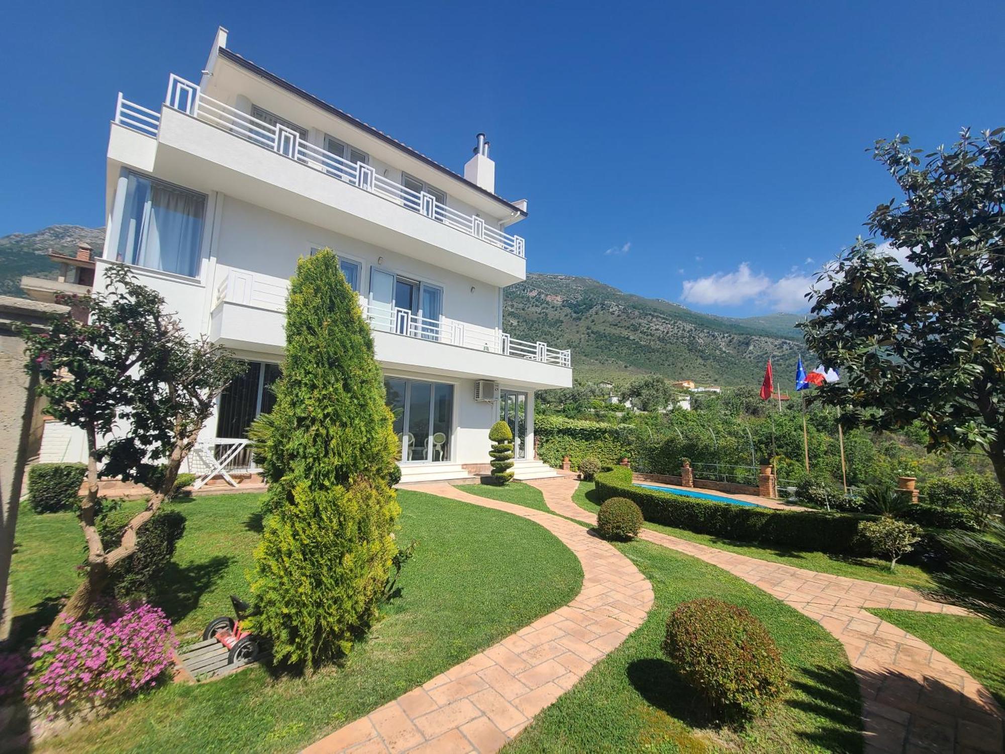 Entire Elida Villa
